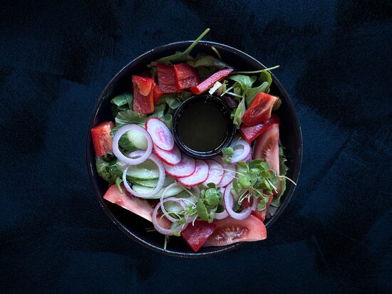 Svaigu dārzeņu mix ar mērci pēc izvēles