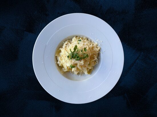 Pasta ar Čedaras un Parmas sieru