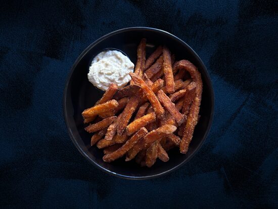 Fritētas batātes ar siera mērci