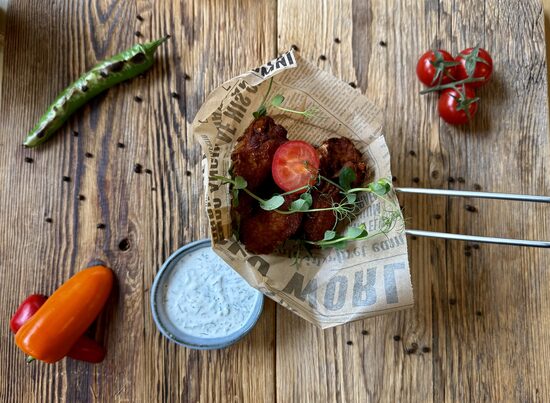 Pikantie BBQ vistas spārniņi ar diļļu mērci 