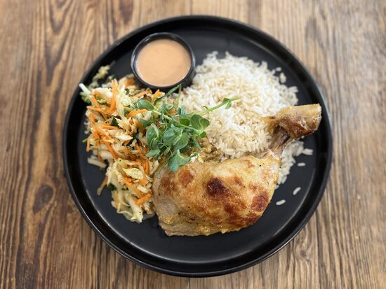 II. Cepeškrāsnī cepta vistas kāja ar rīsiem un salātiem