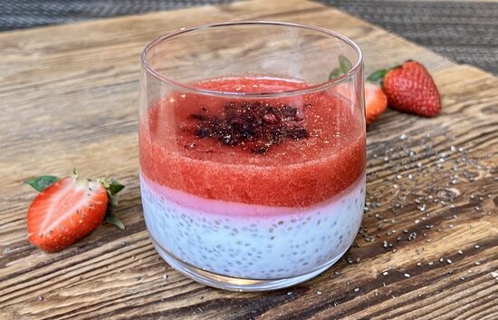 Čia sēklu pudiņš ar zemeņu mērci.