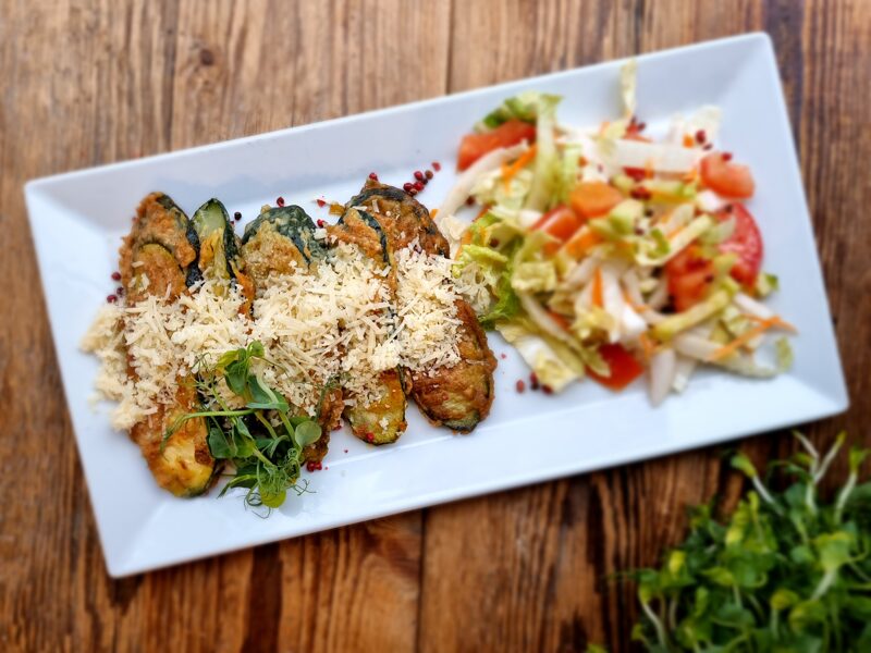 V19. Pildīti cukini ar sieru un salātiem