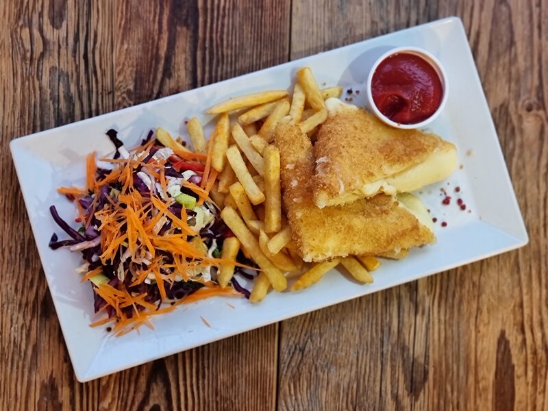 V21. Siera šnicele ar frī kartupeļiem un salātiem