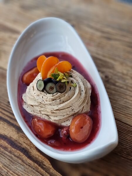 III. Piparkūku krēms ar zemeņu mērci