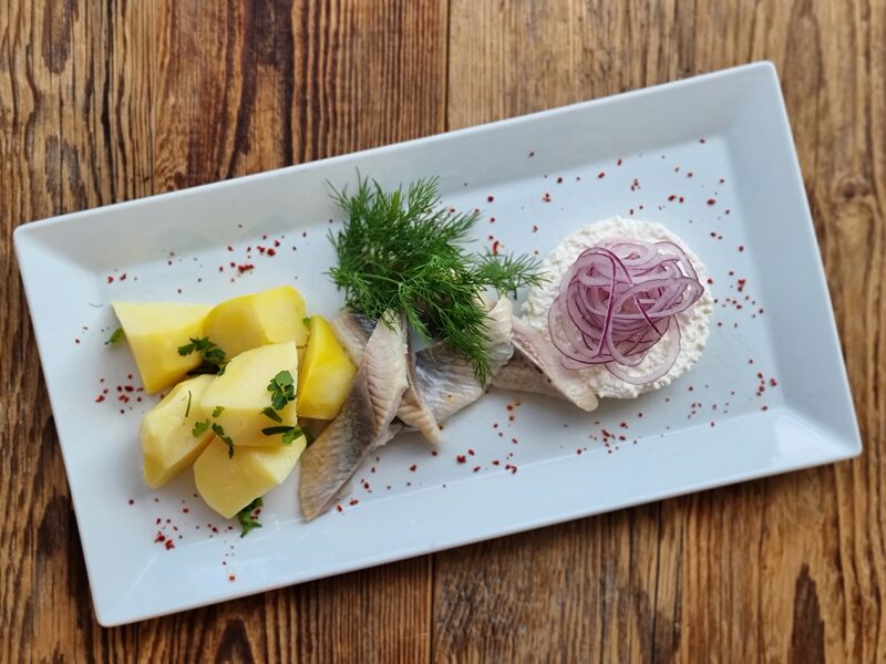 II V. Siļķe ar biezpienu un vārītiem kartupeļiem