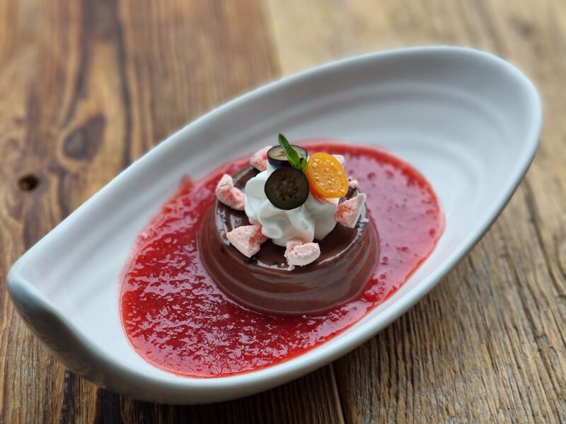 III. Šokolādes krēms ar zemeņu mērci