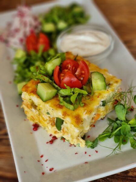 V35. Dārzeņu sacepums ar sieru un salātiem