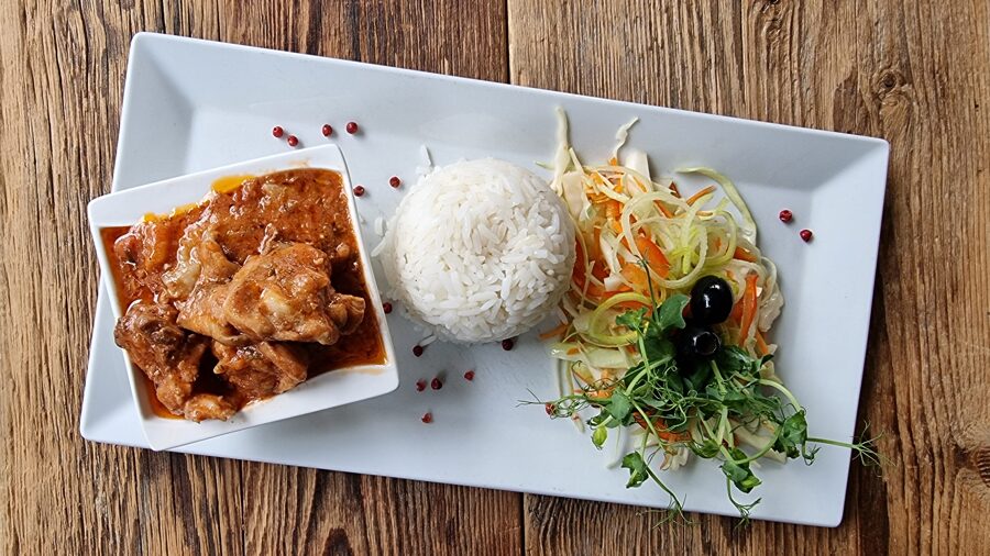 II. Vistas gabaliņi saldskābajā mērcē ar rīsiem un salātiem