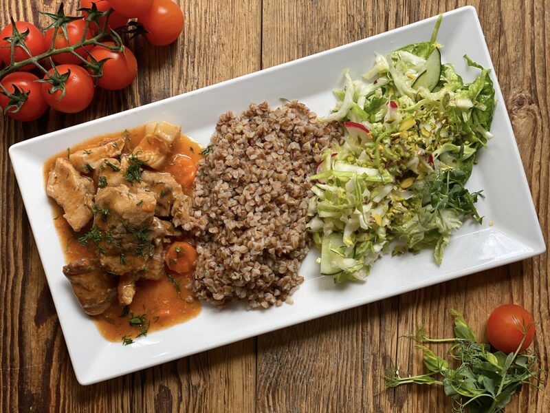 II. Cūkgaļas gulašs ar griķiem un salātiem