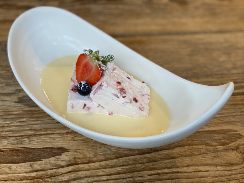 III. Upeņu krēms ar vaniļas mērci