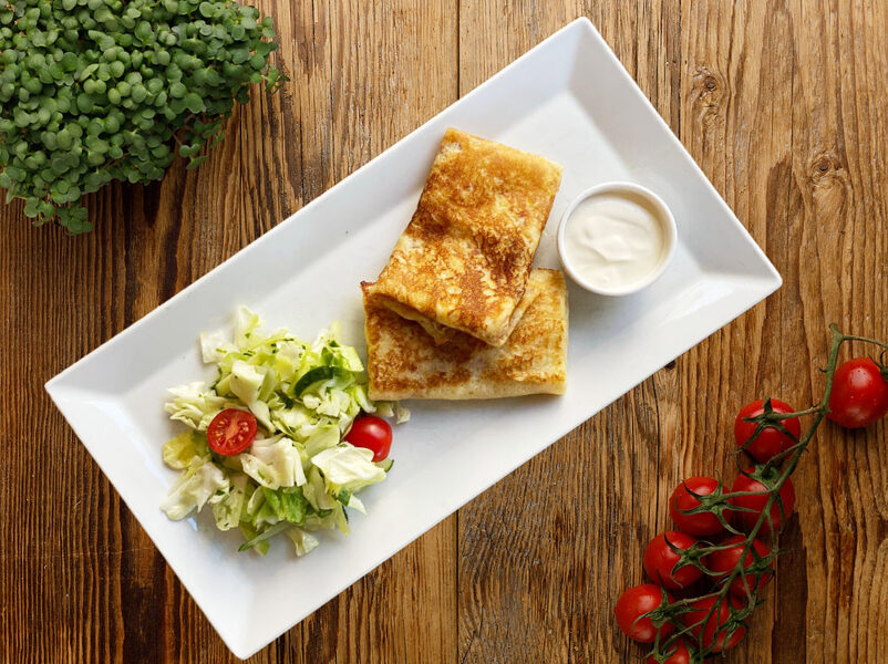 V6. Блины с сыром и салатом