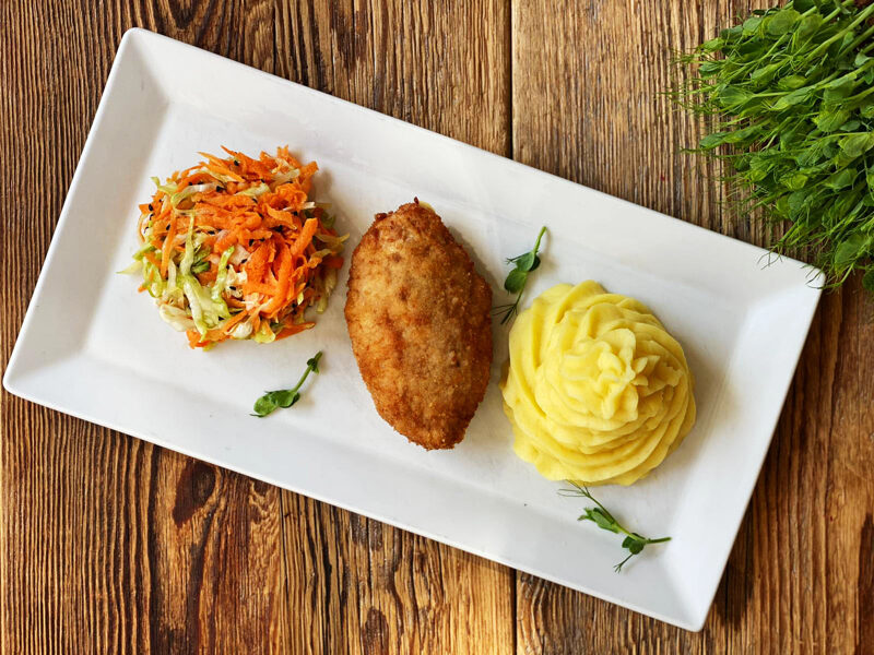 II. Куриная котлета с картофельным пюре, грибным соусом и салатом