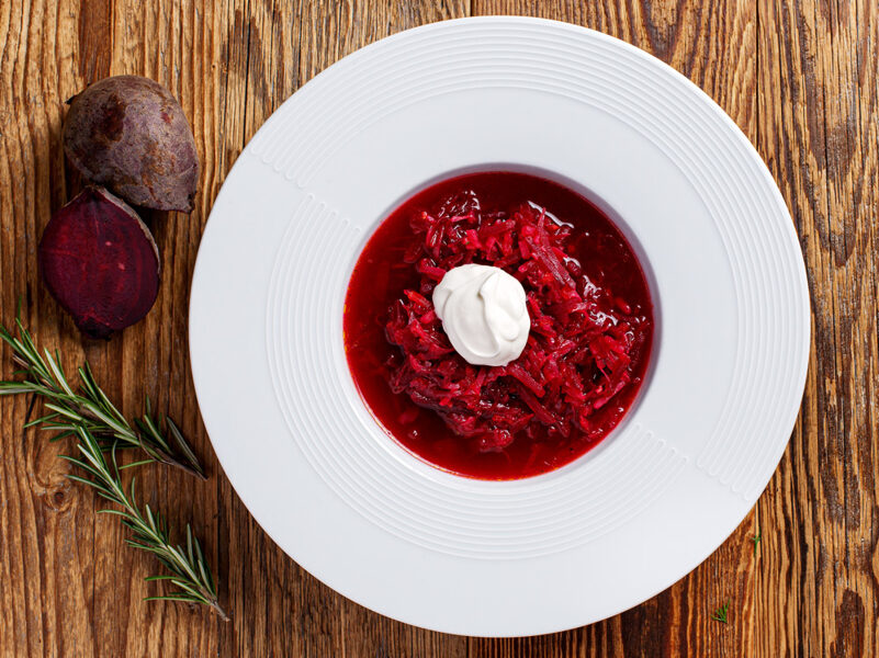 I. Свекольный суп с сметаной и зеленью