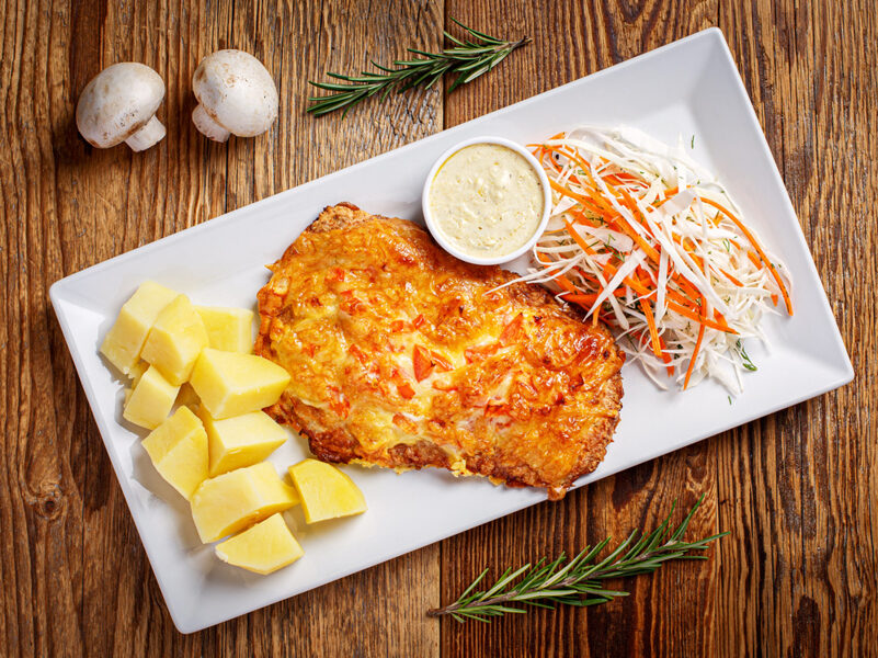 II. Cūkgaļas karbonāde ar vārītiem kartupeļiem un salātiem 