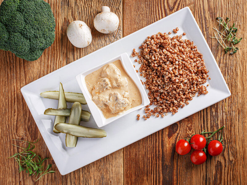 II. Cūkgaļas gabaliņi sinepju mērcē ar griķiem un salātiem