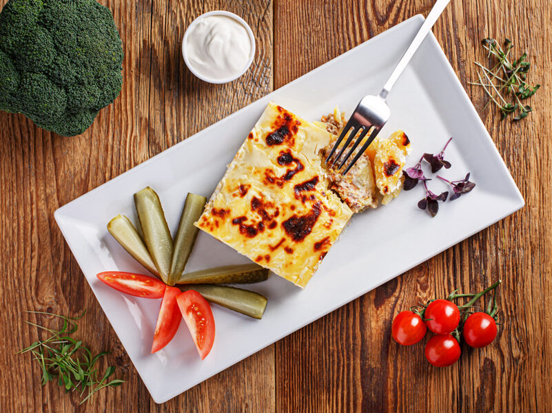 II. Картофельная запеканка с мясом, сметаной, томатами и соленными огурцами